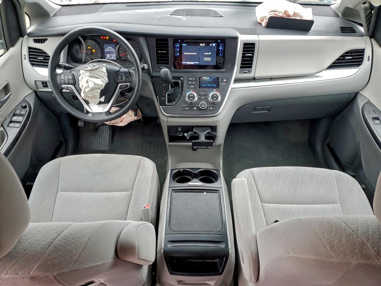 2017 TOYOTA SIENNA LE photo 8