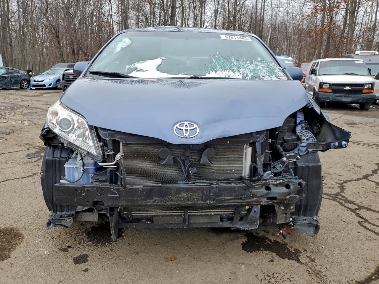 2017 TOYOTA SIENNA LE photo 5