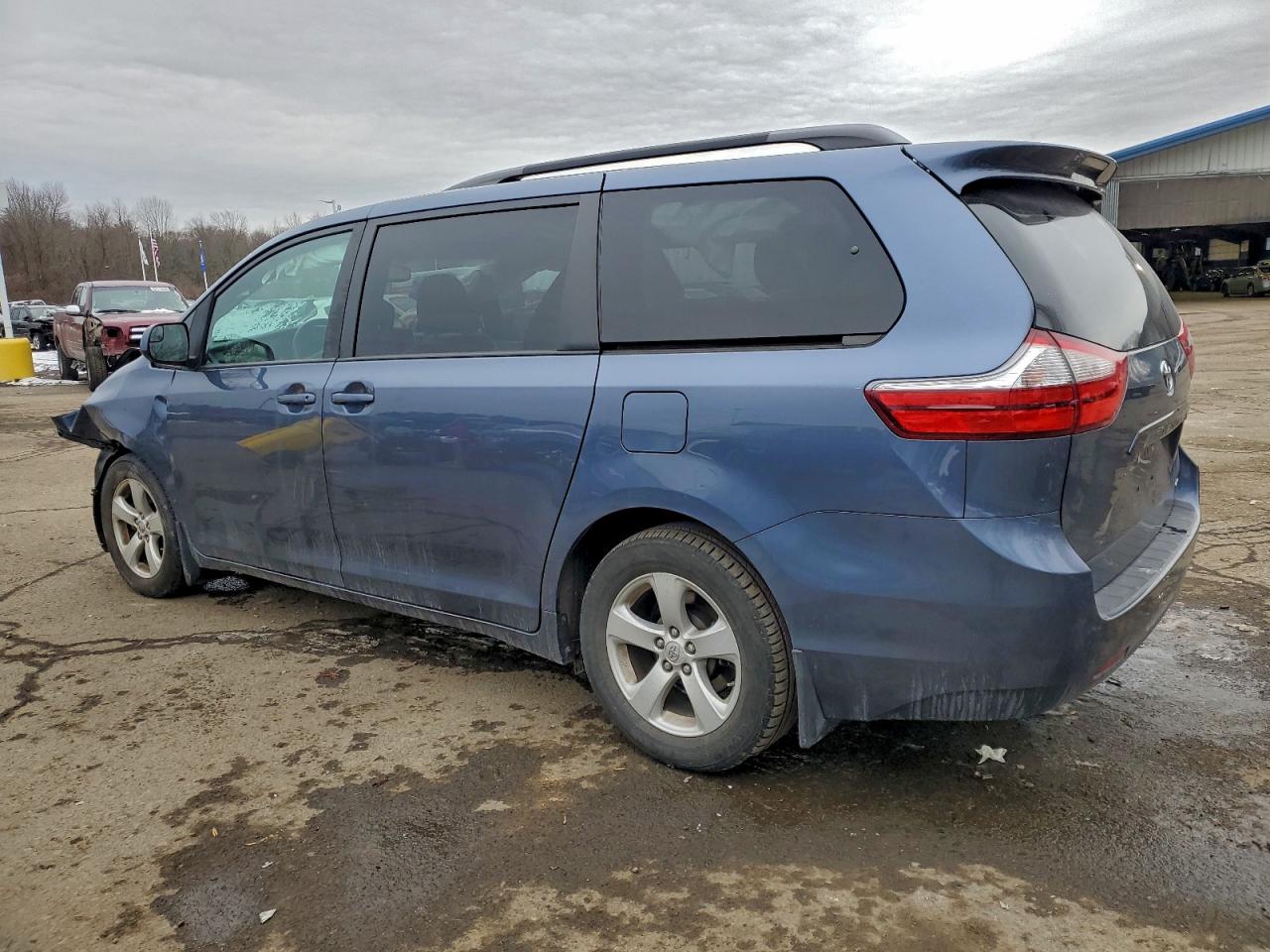 2017 TOYOTA SIENNA LE photo 2