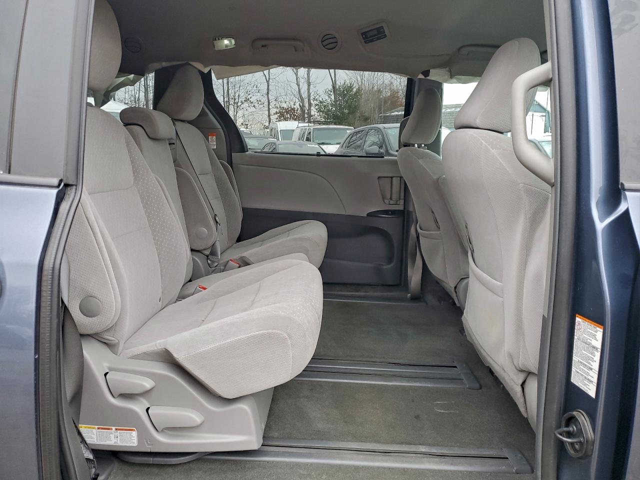 2017 TOYOTA SIENNA LE photo 11
