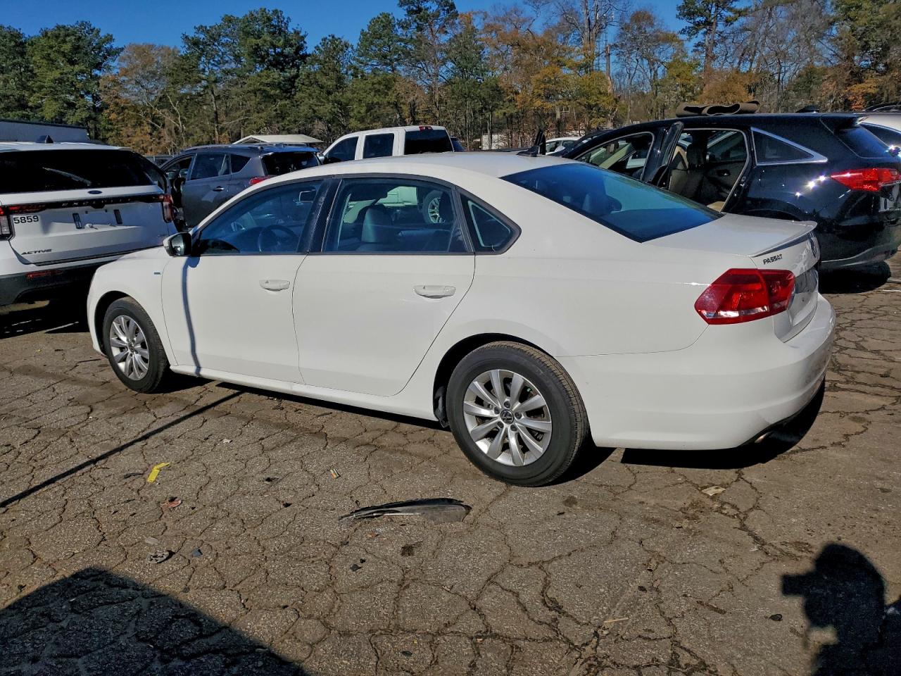 2014 VOLKSWAGEN PASSAT S photo 2