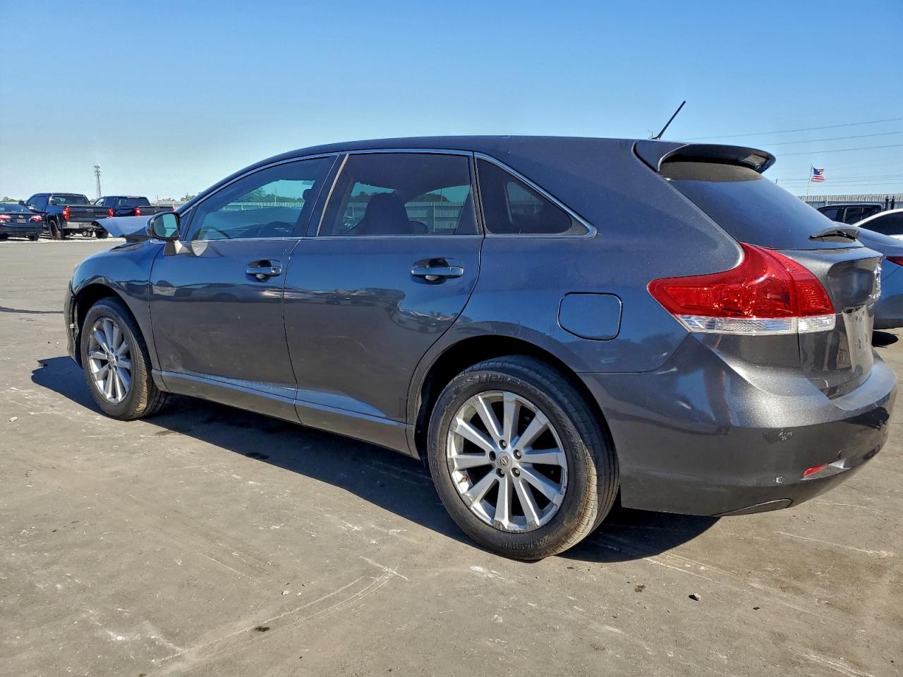 2011 TOYOTA VENZA photo 2