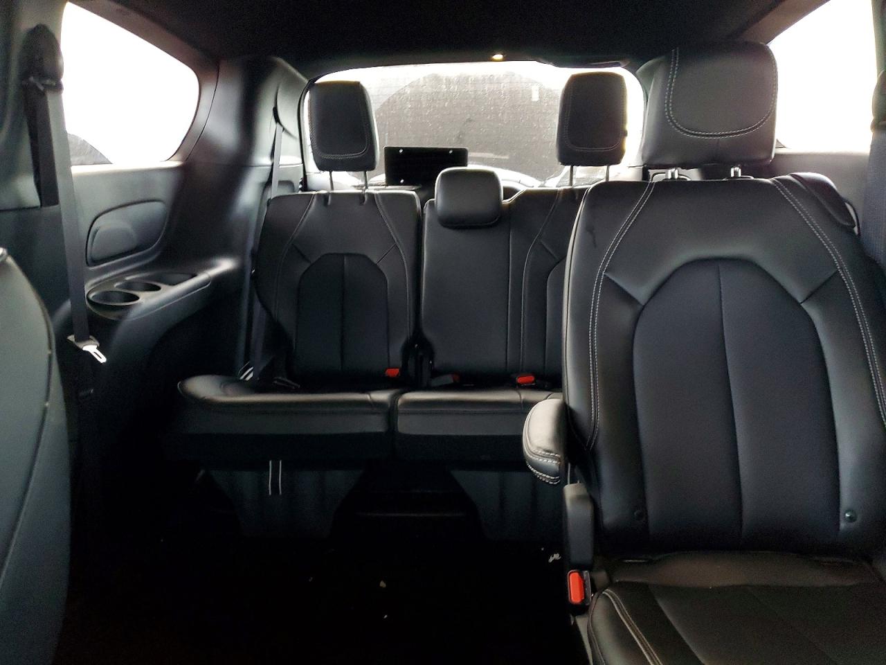 2025 CHRYSLER VOYAGER LX photo 10