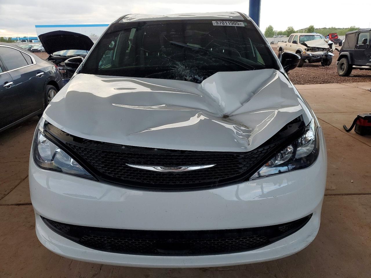 2025 CHRYSLER VOYAGER LX photo 5