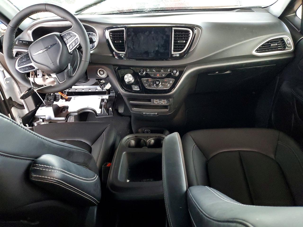 2025 CHRYSLER VOYAGER LX photo 8