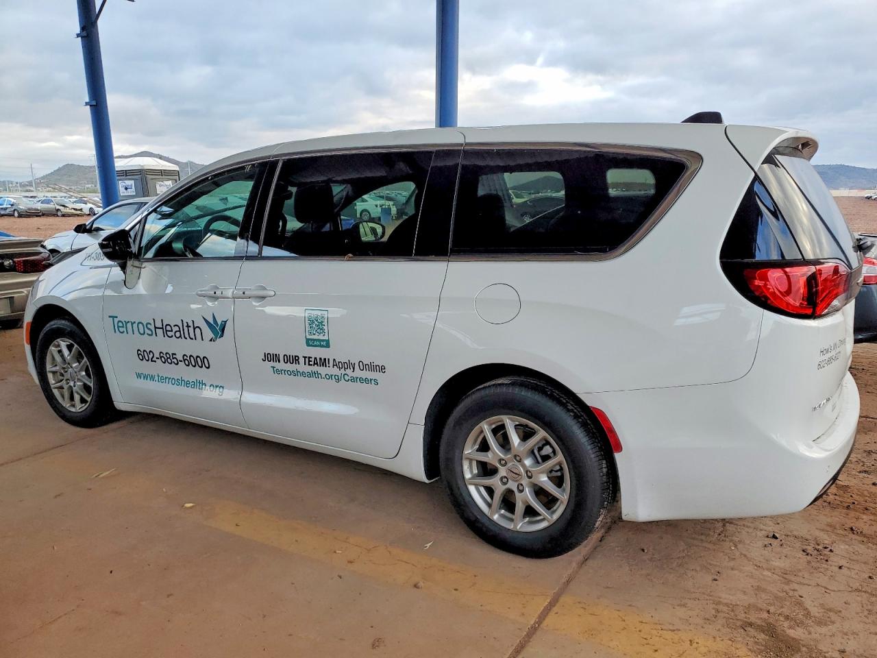 2025 CHRYSLER VOYAGER LX photo 2
