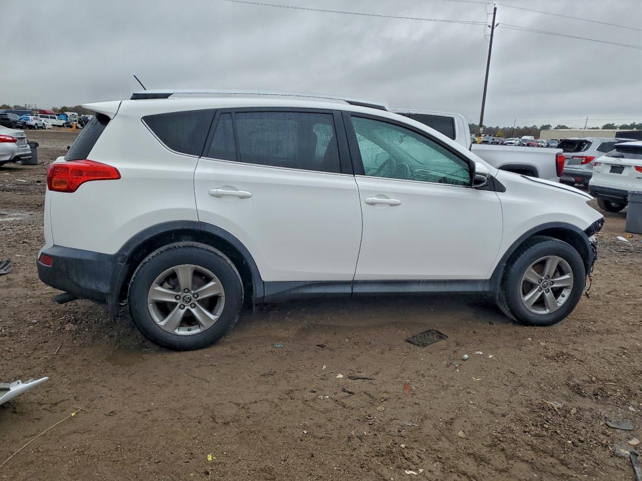 2015 TOYOTA RAV4 XLE photo 3