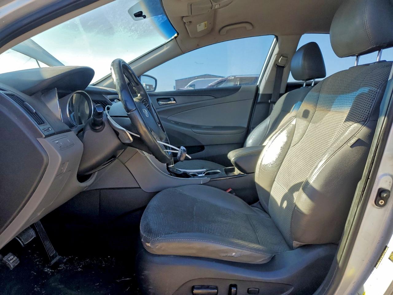 2011 HYUNDAI SONATA SE photo 19