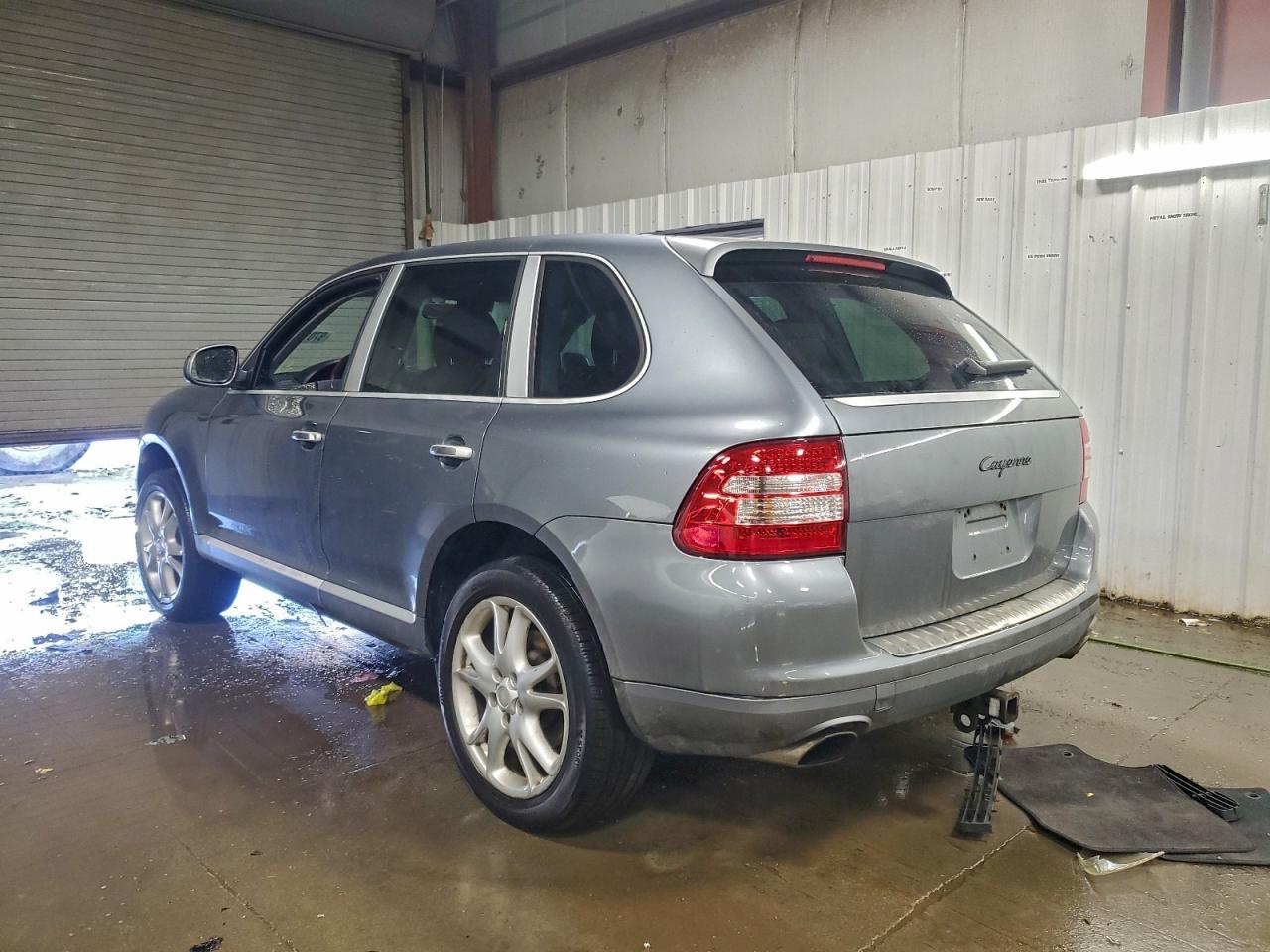 2005 PORSCHE CAYENNE photo 2