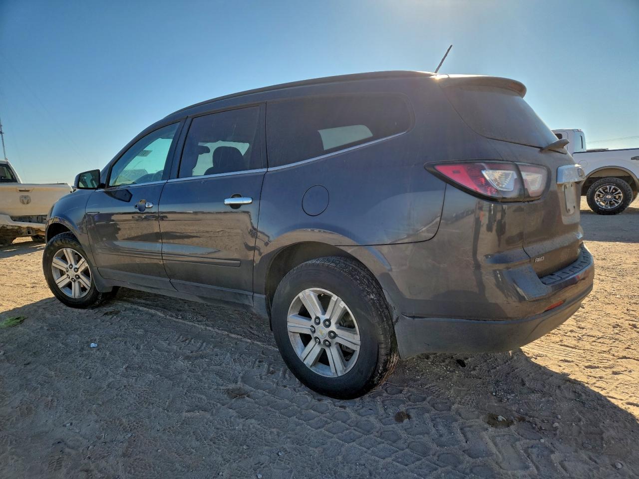 2014 CHEVROLET TRAVERSE LT photo 2