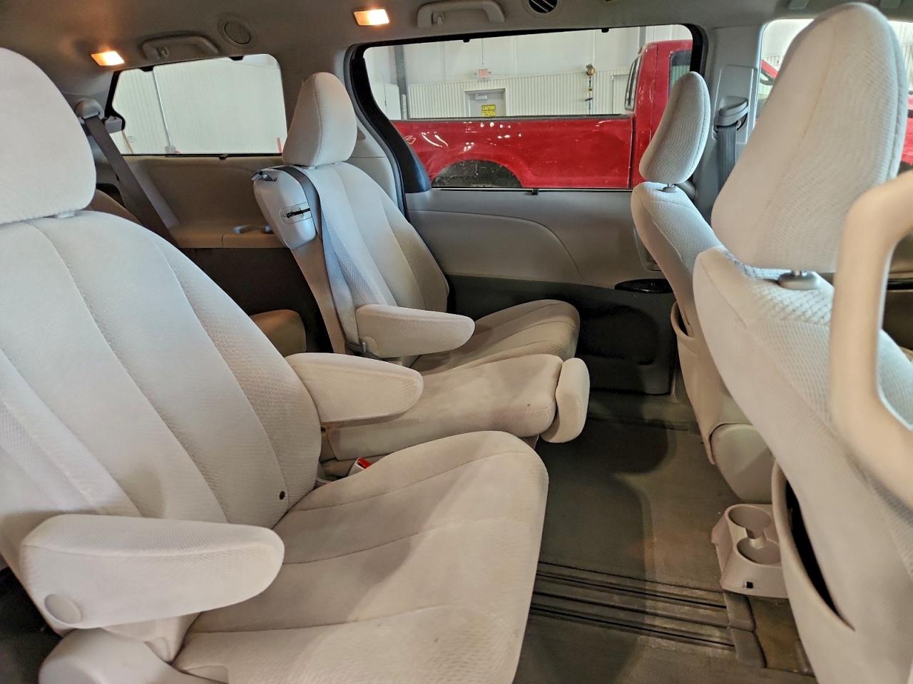 2014 TOYOTA SIENNA LE photo 21