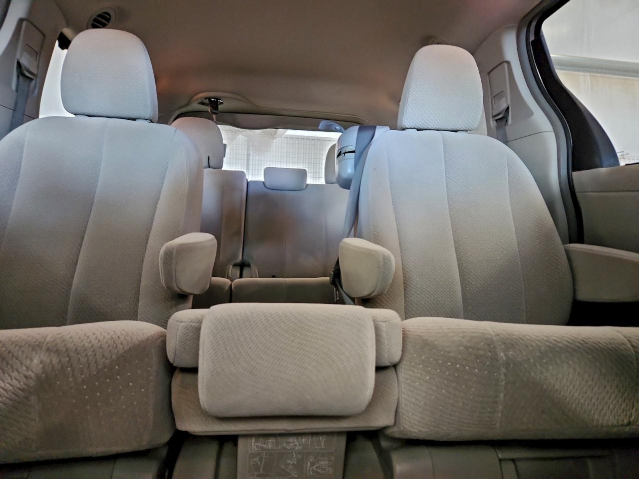 2014 TOYOTA SIENNA LE photo 19