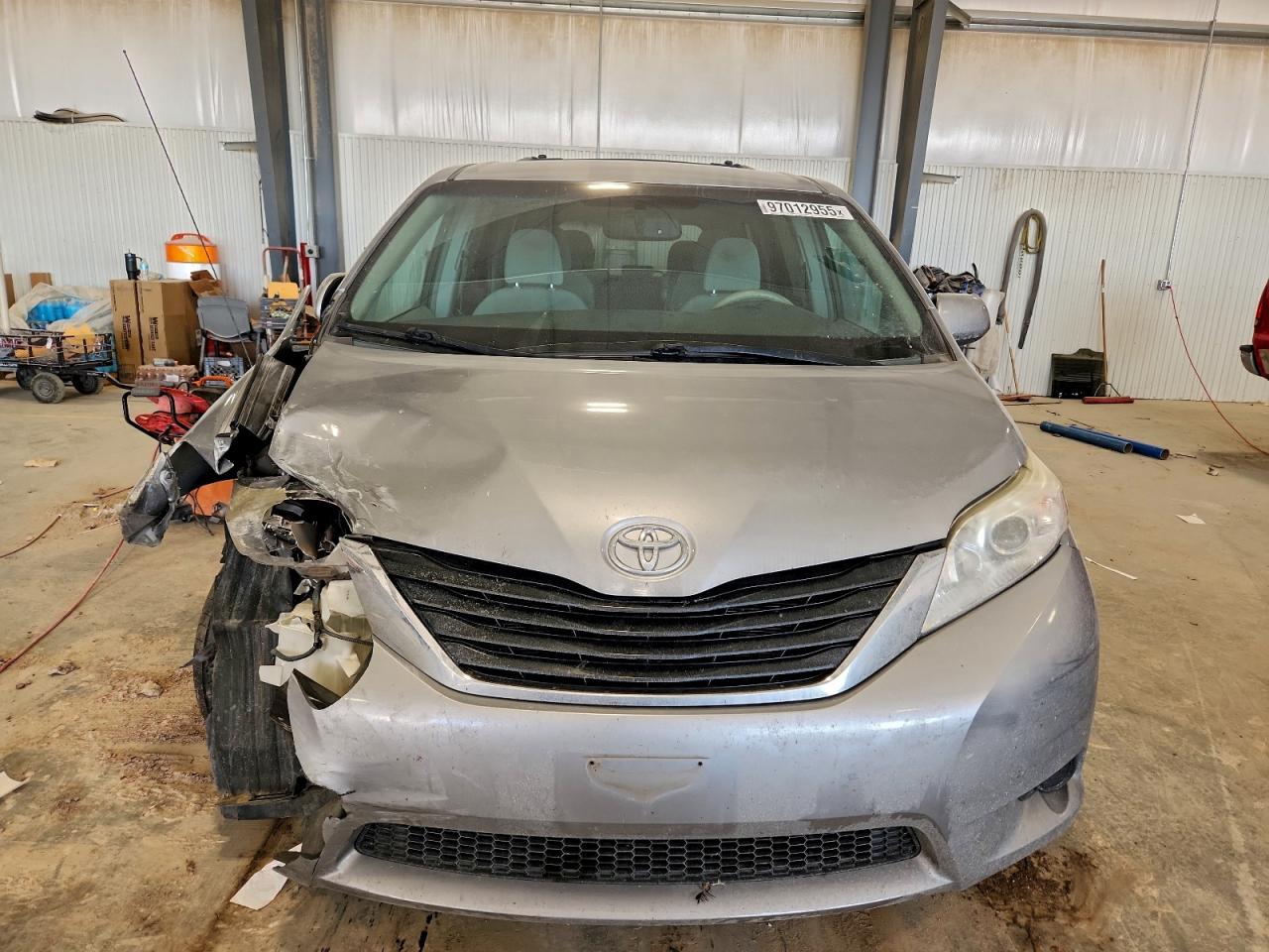 2014 TOYOTA SIENNA LE photo 9