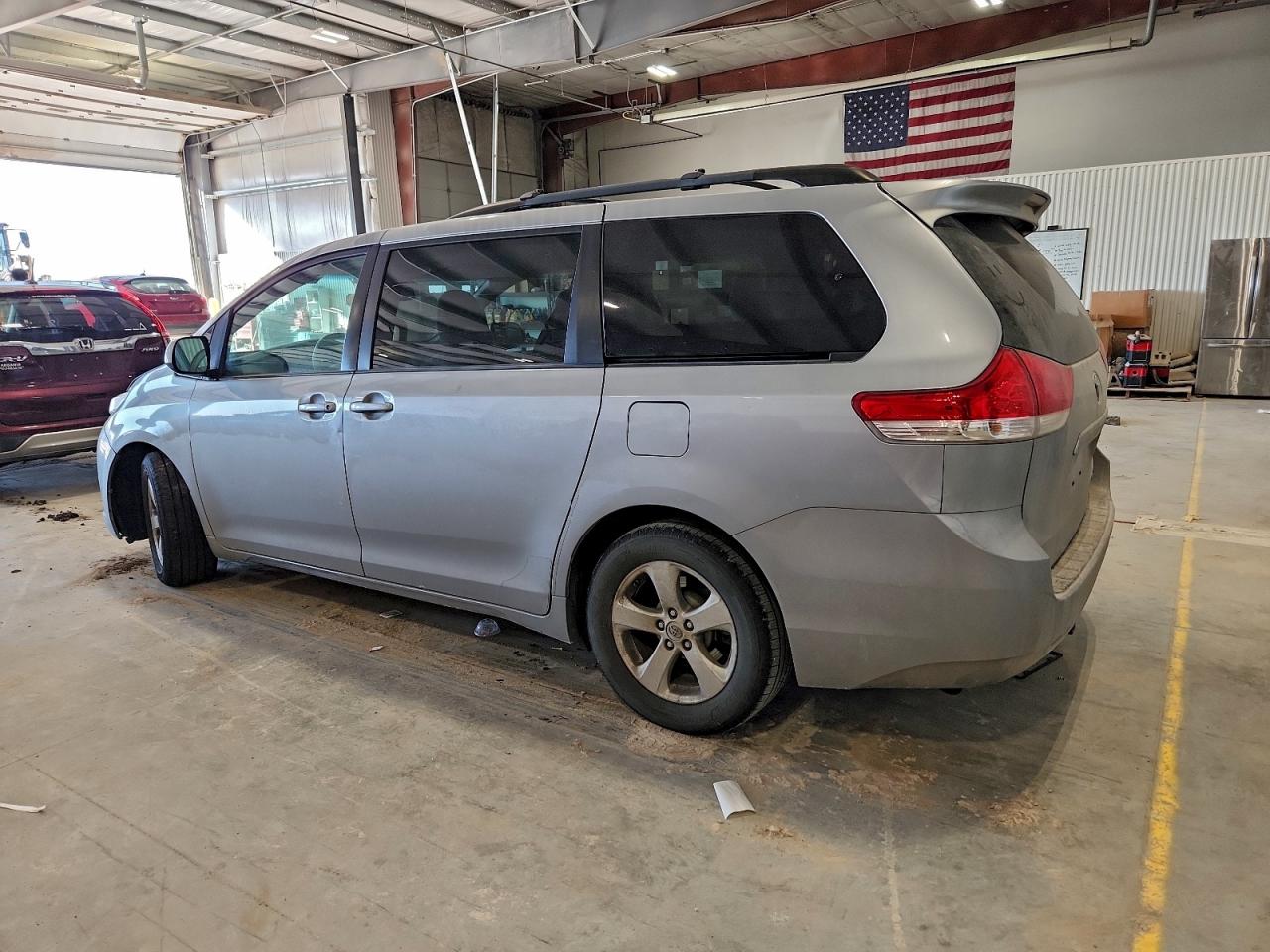 2014 TOYOTA SIENNA LE photo 3