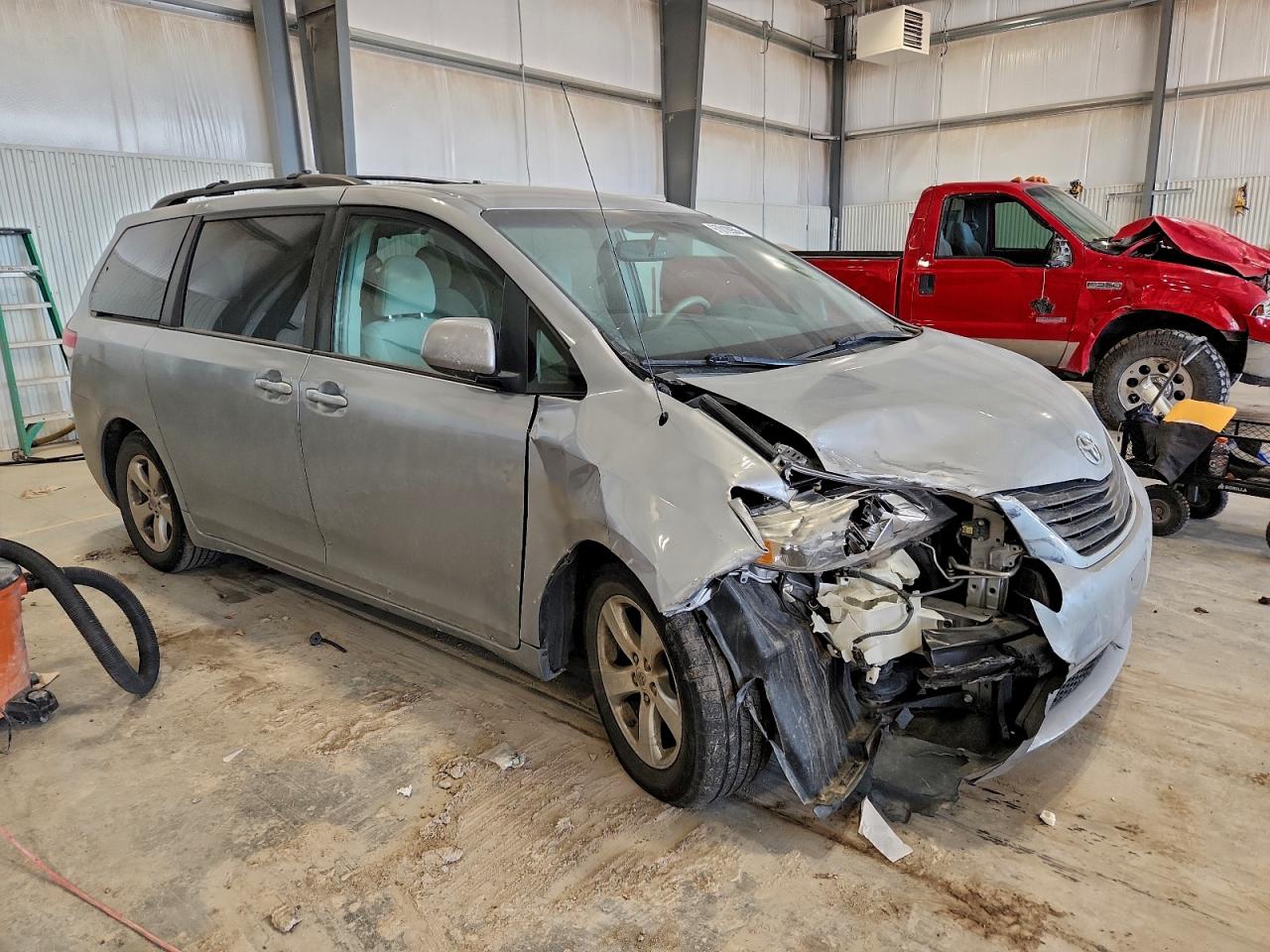 2014 TOYOTA SIENNA LE photo 7