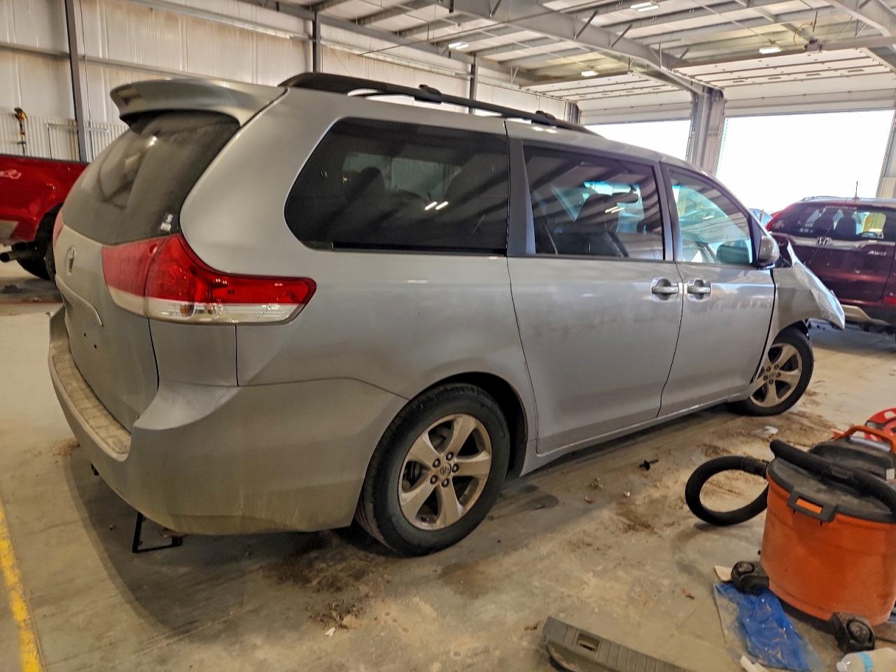 2014 TOYOTA SIENNA LE photo 5
