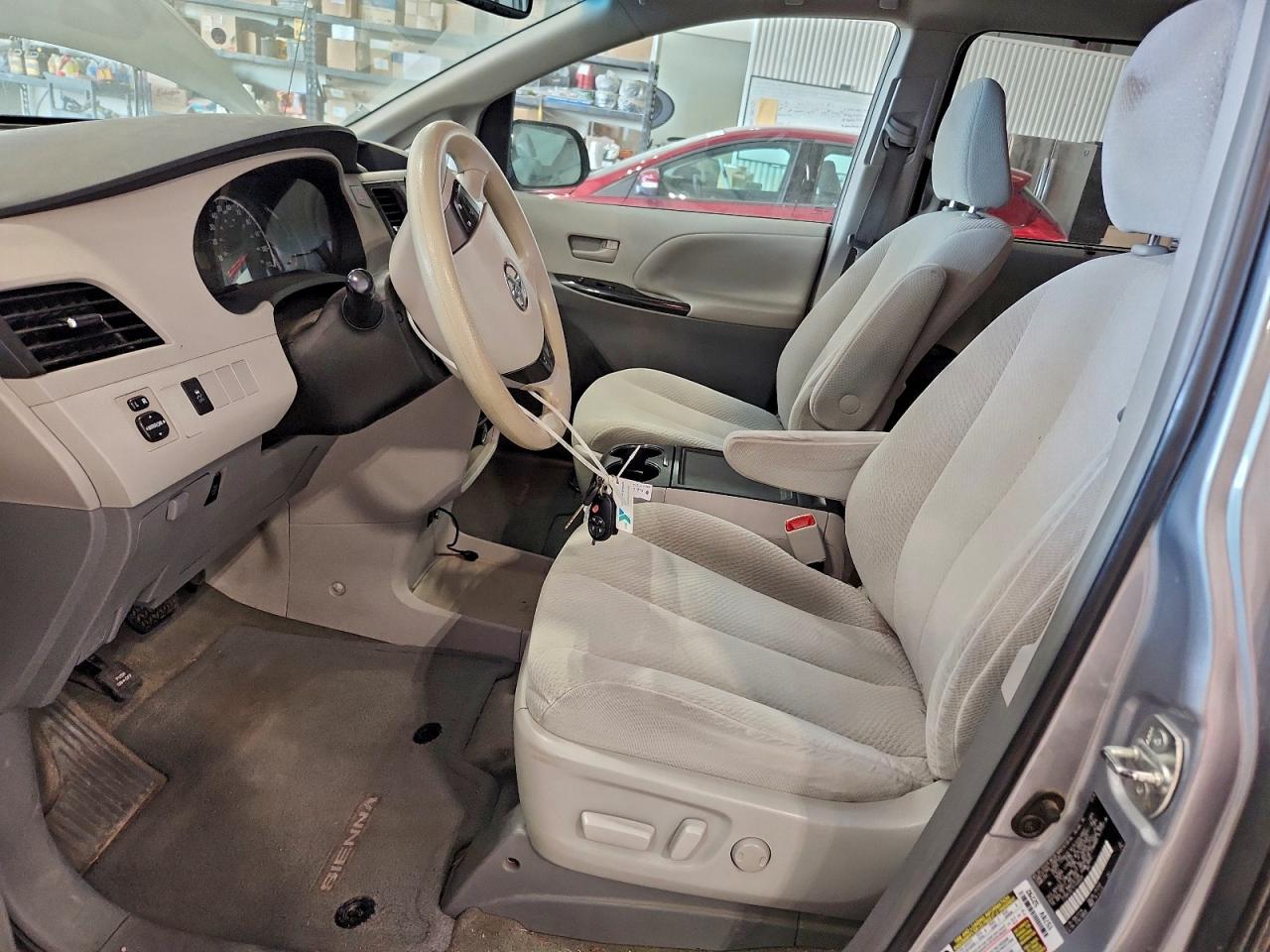 2014 TOYOTA SIENNA LE photo 13