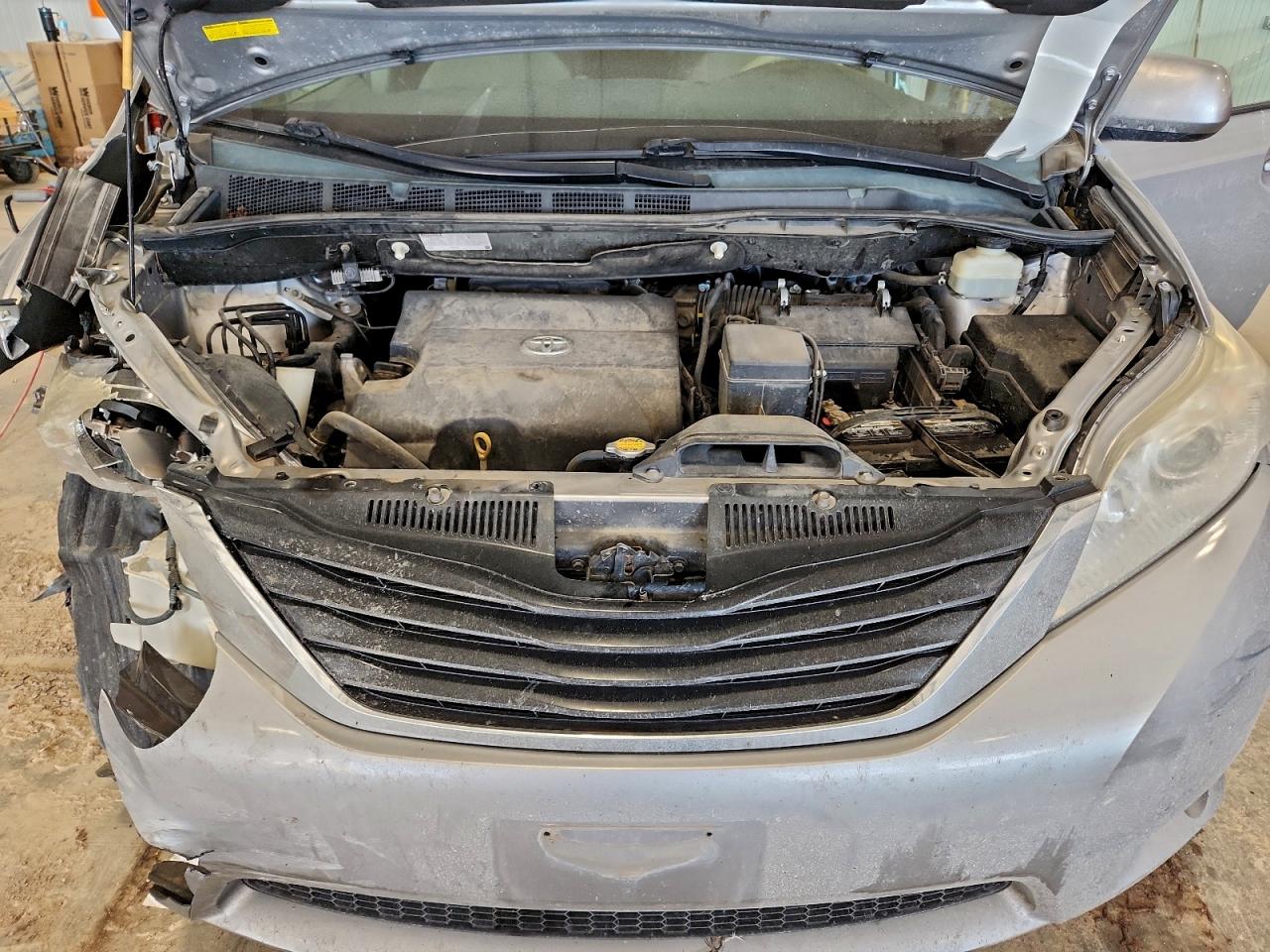 2014 TOYOTA SIENNA LE photo 23