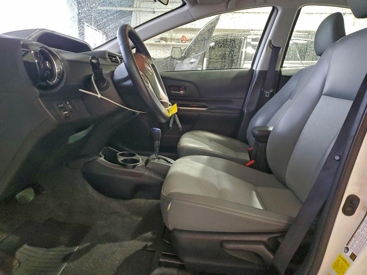 2016 TOYOTA PRIUS C photo 19