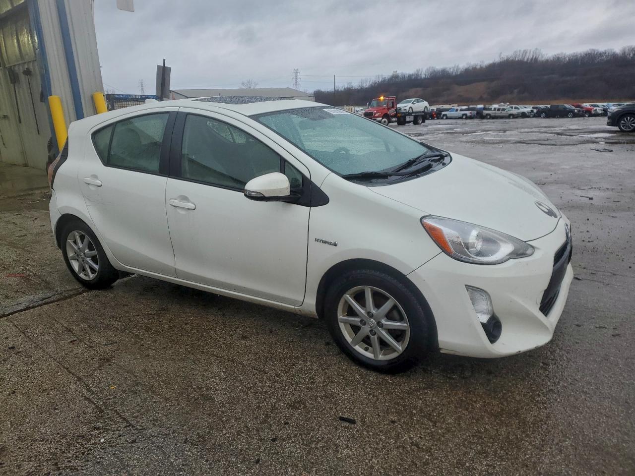 2016 TOYOTA PRIUS C photo 10