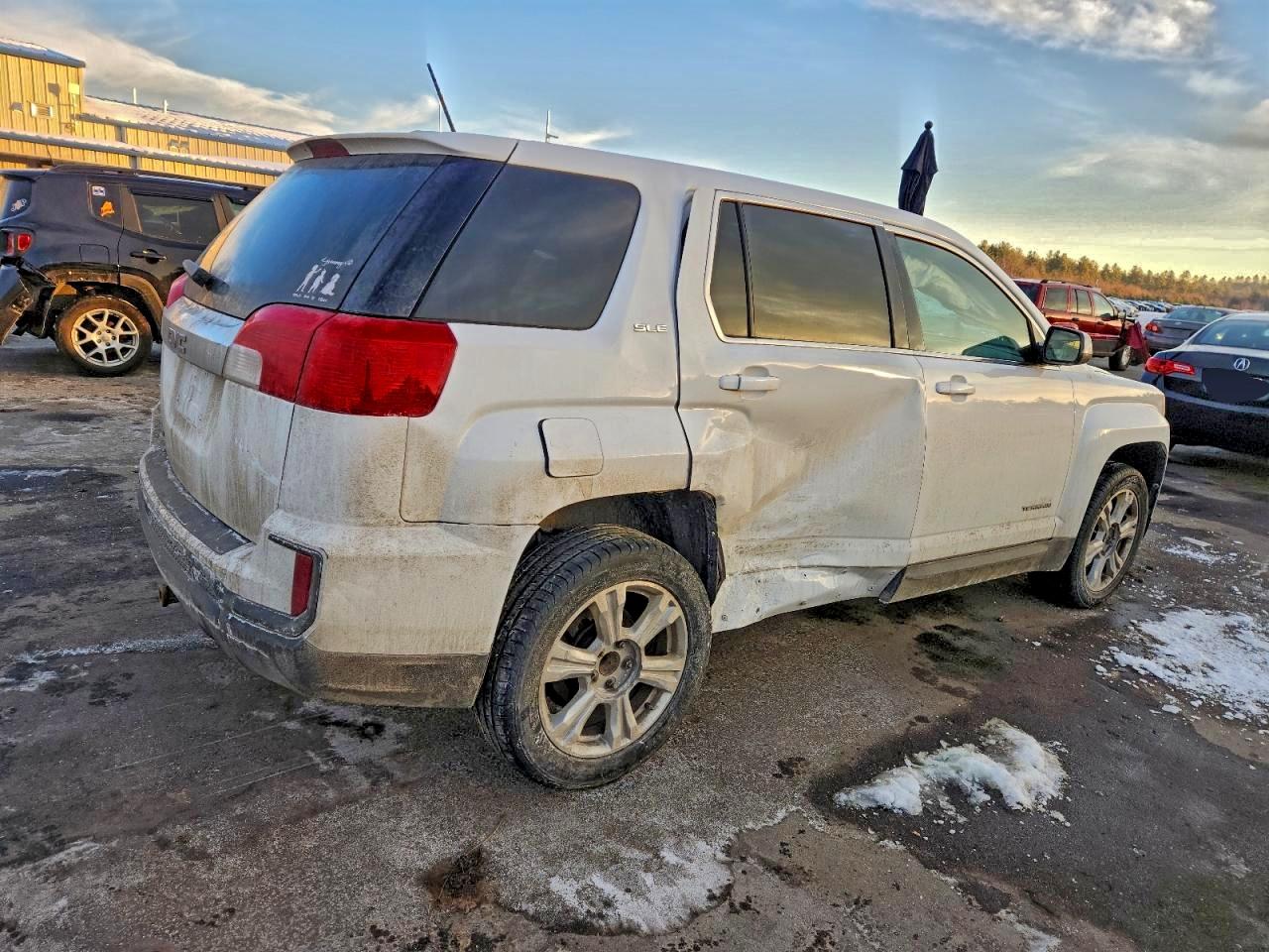 2017 GMC TERRAIN SLE photo 3