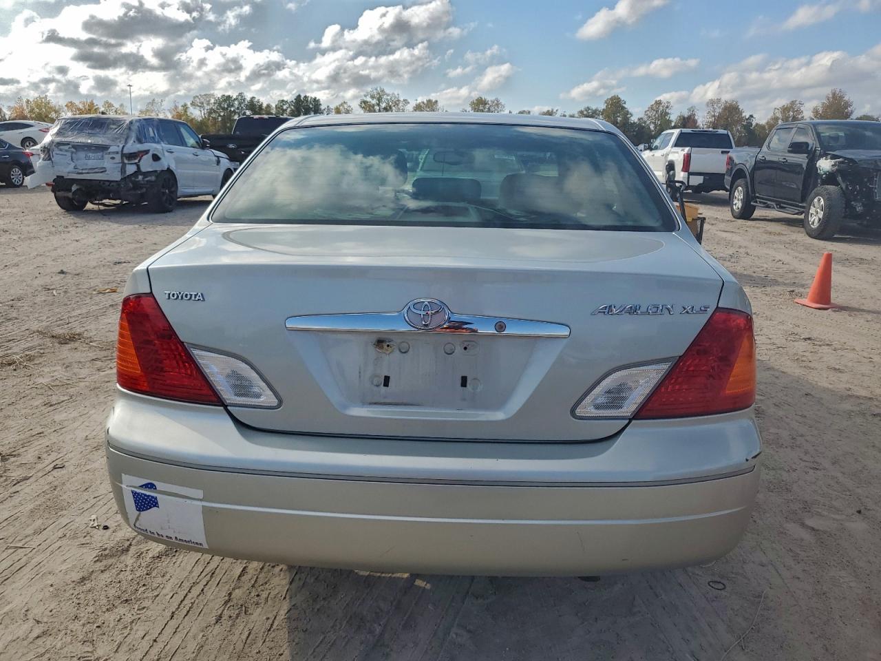 2001 TOYOTA AVALON XL photo 16