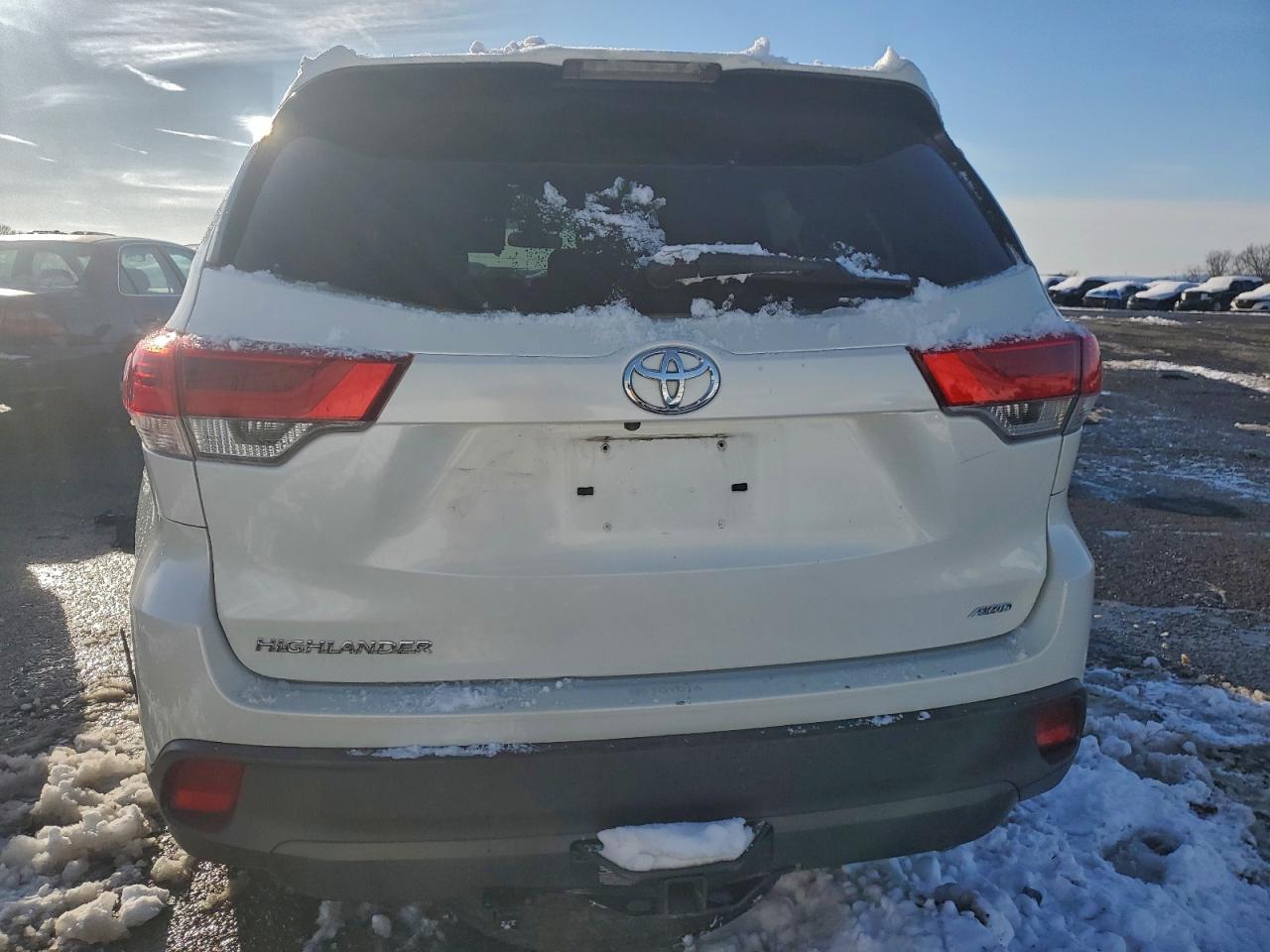 2018 TOYOTA HIGHLANDER LE photo 11