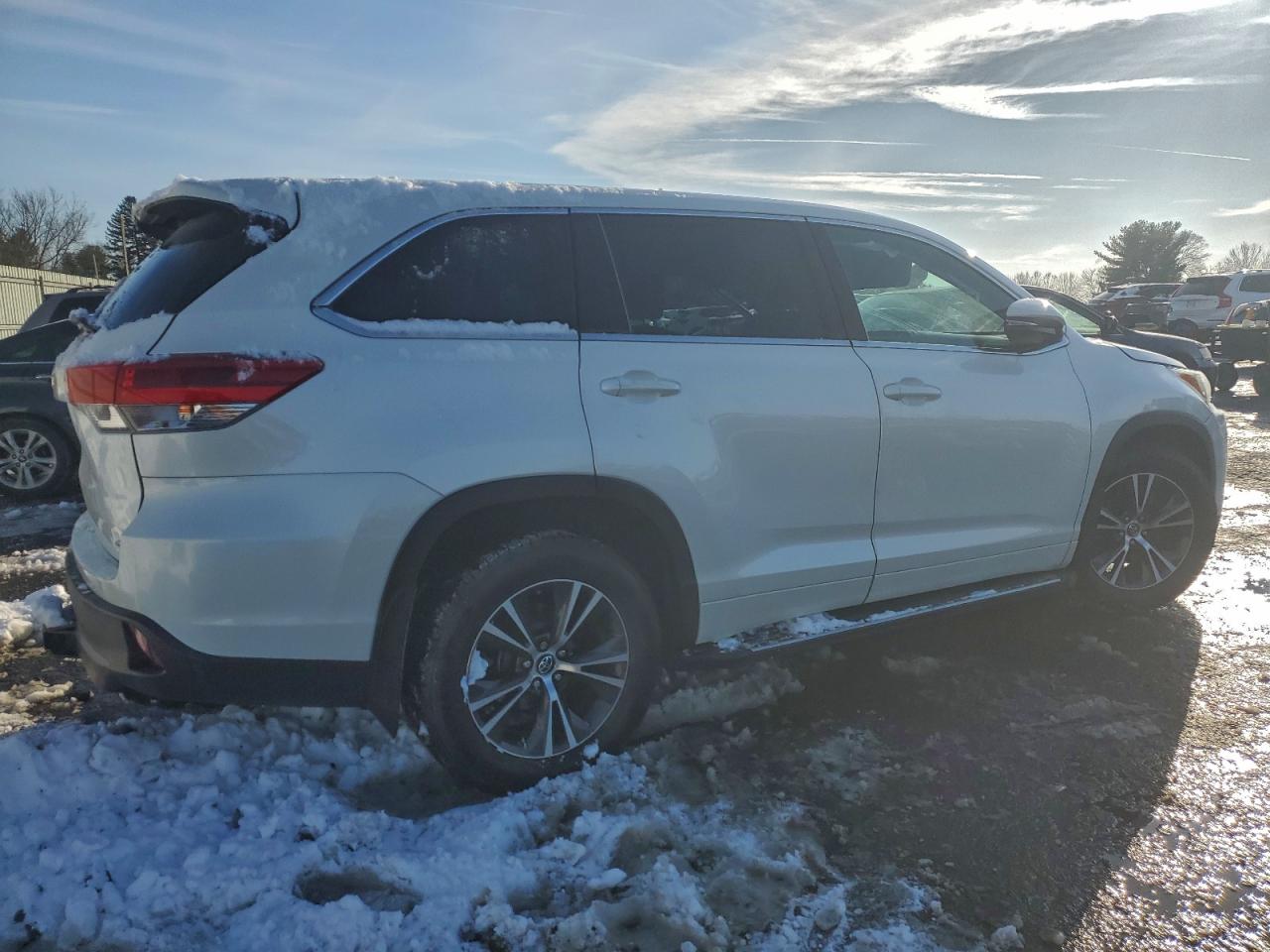 2018 TOYOTA HIGHLANDER LE photo 5