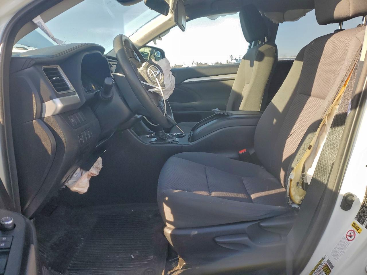 2018 TOYOTA HIGHLANDER LE photo 13