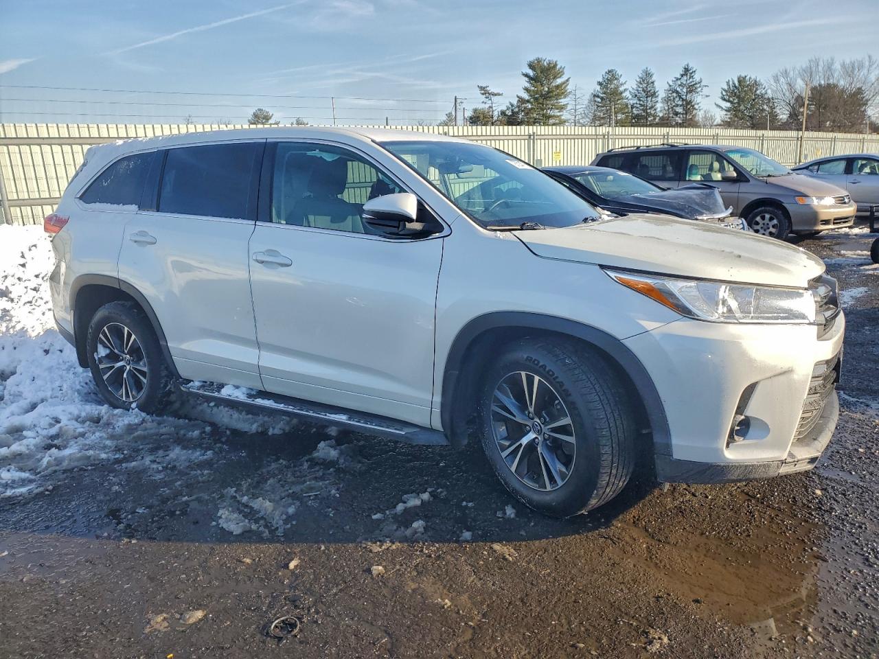 2018 TOYOTA HIGHLANDER LE photo 7
