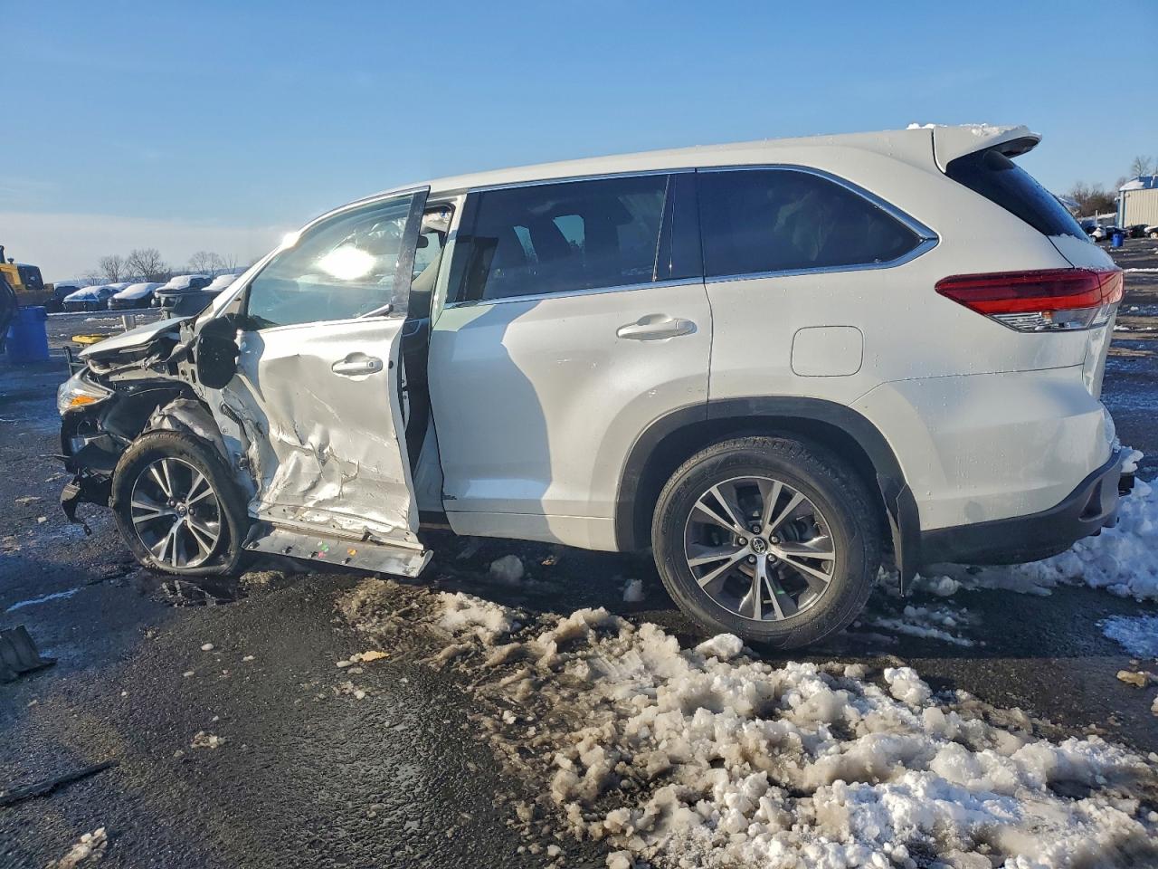 2018 TOYOTA HIGHLANDER LE photo 3