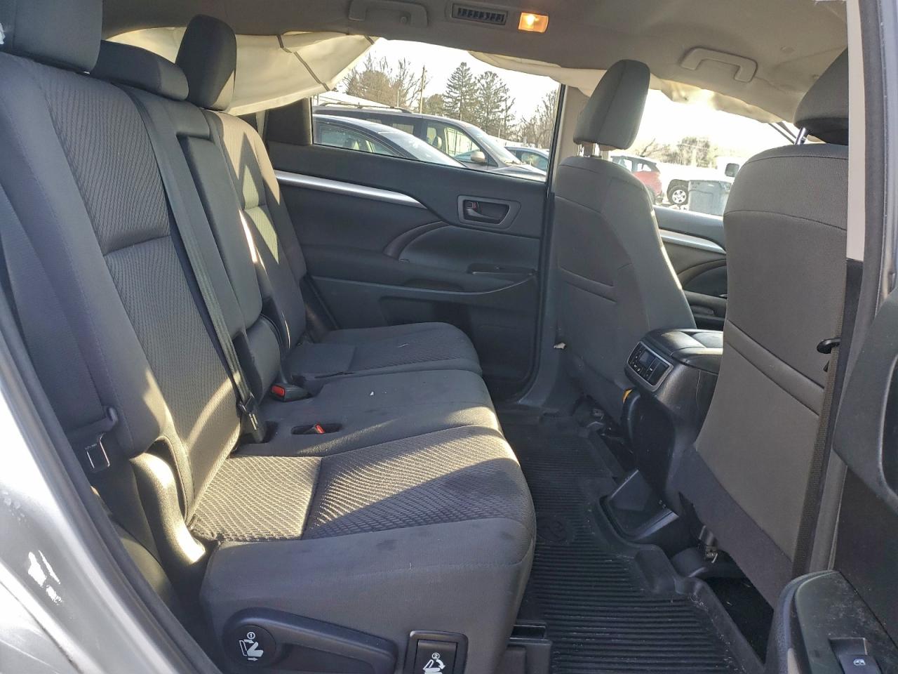 2018 TOYOTA HIGHLANDER LE photo 19