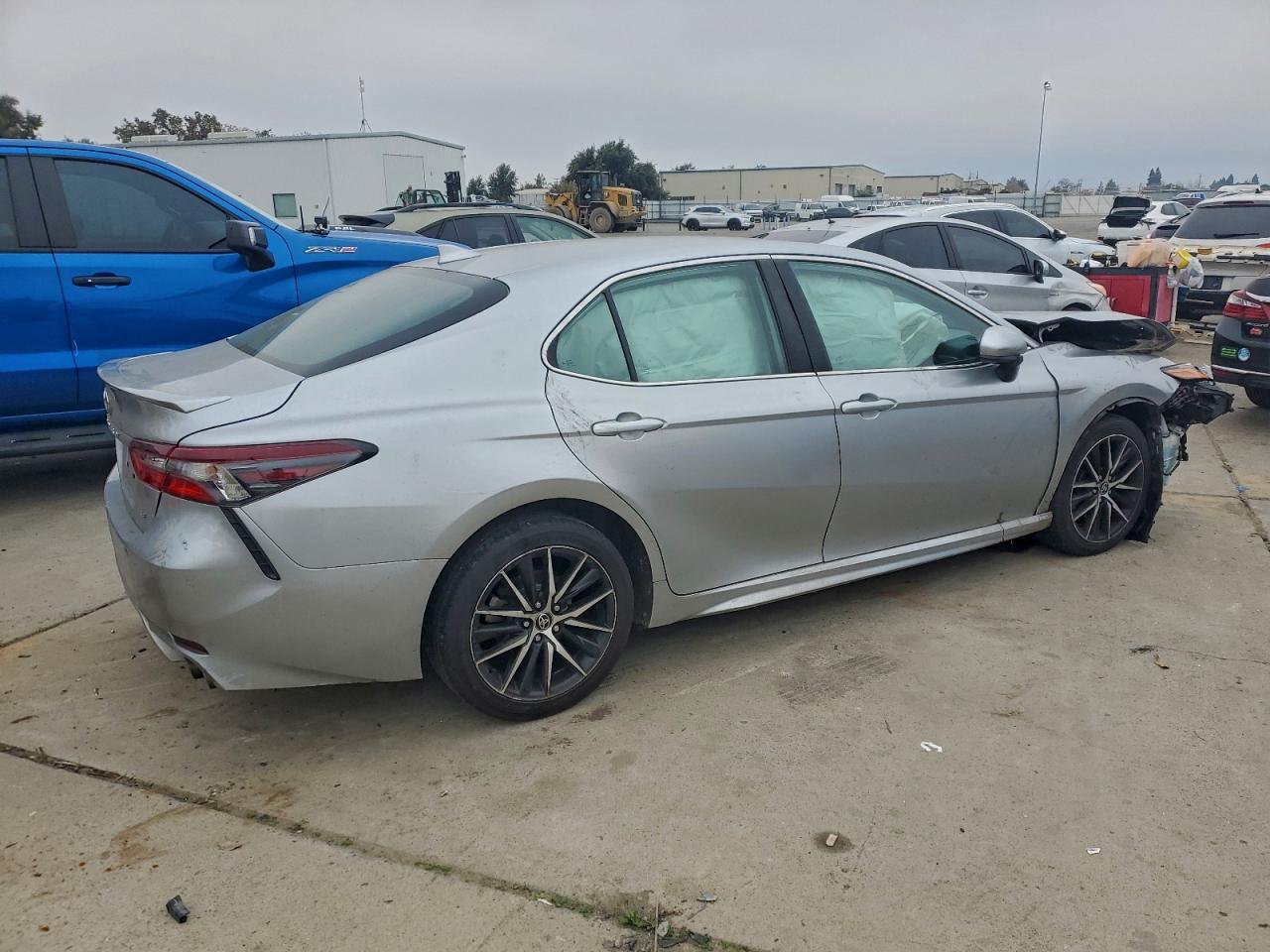 2021 TOYOTA CAMRY SE photo 3