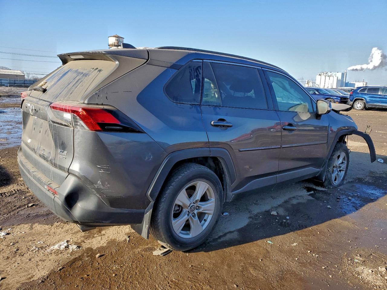 2021 TOYOTA RAV4 XLE photo 3