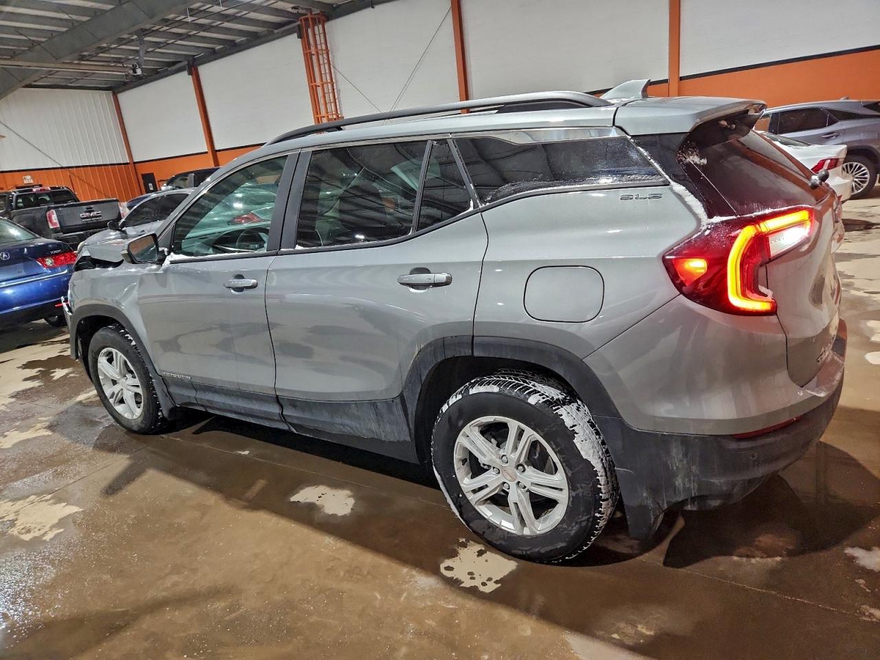 2024 GMC TERRAIN SLE photo 2