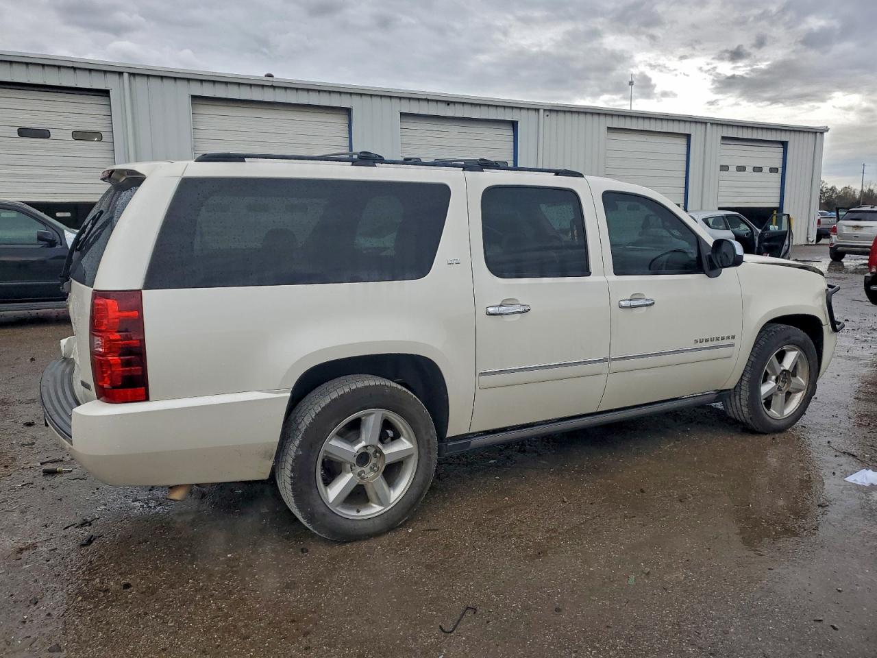 2011 CHEVROLET SUBURBAN C1500 LTZ photo 3
