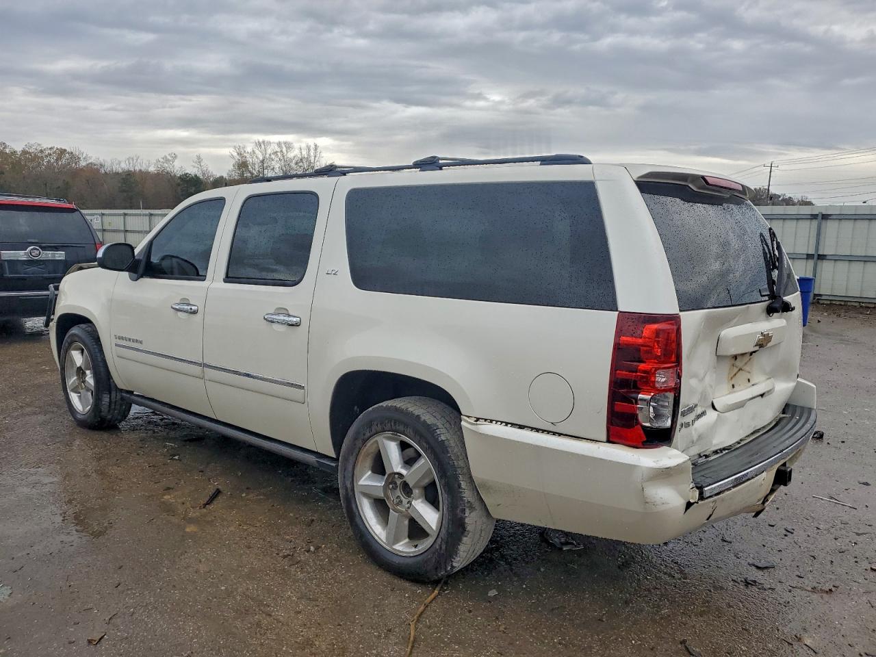 2011 CHEVROLET SUBURBAN C1500 LTZ photo 2