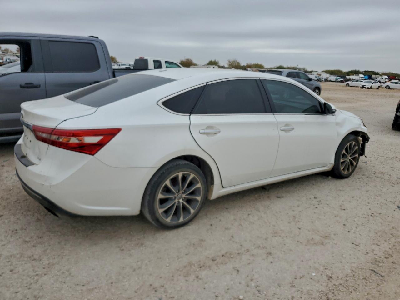 2016 TOYOTA AVALON XLE photo 5