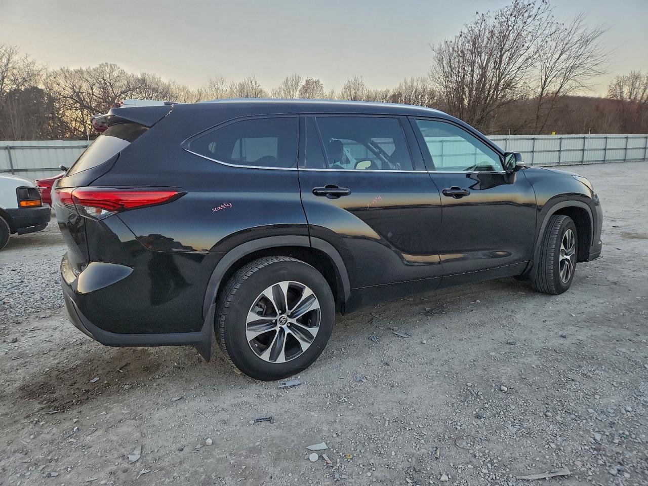 2021 TOYOTA HIGHLANDER XLE photo 3
