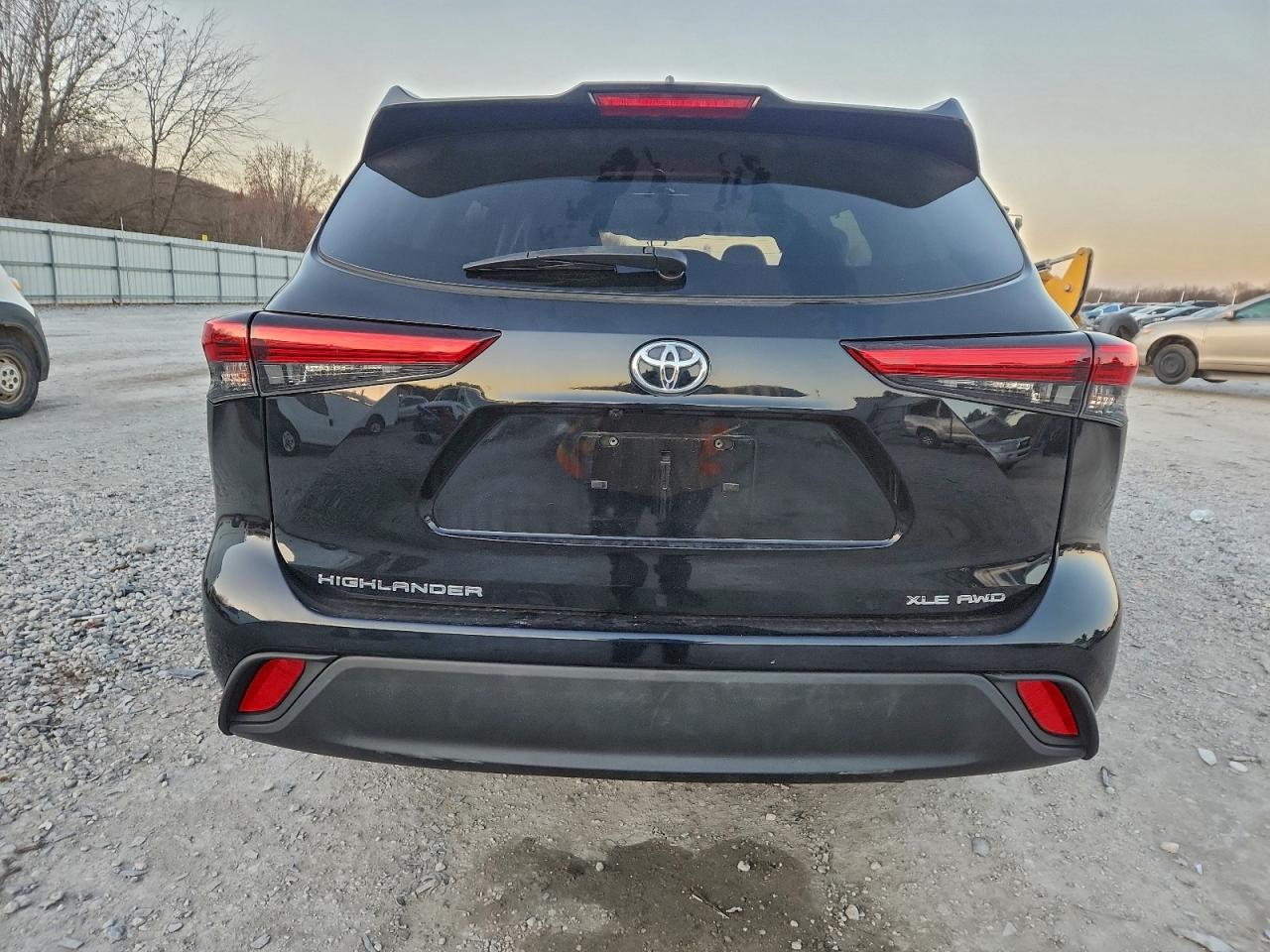 2021 TOYOTA HIGHLANDER XLE photo 6