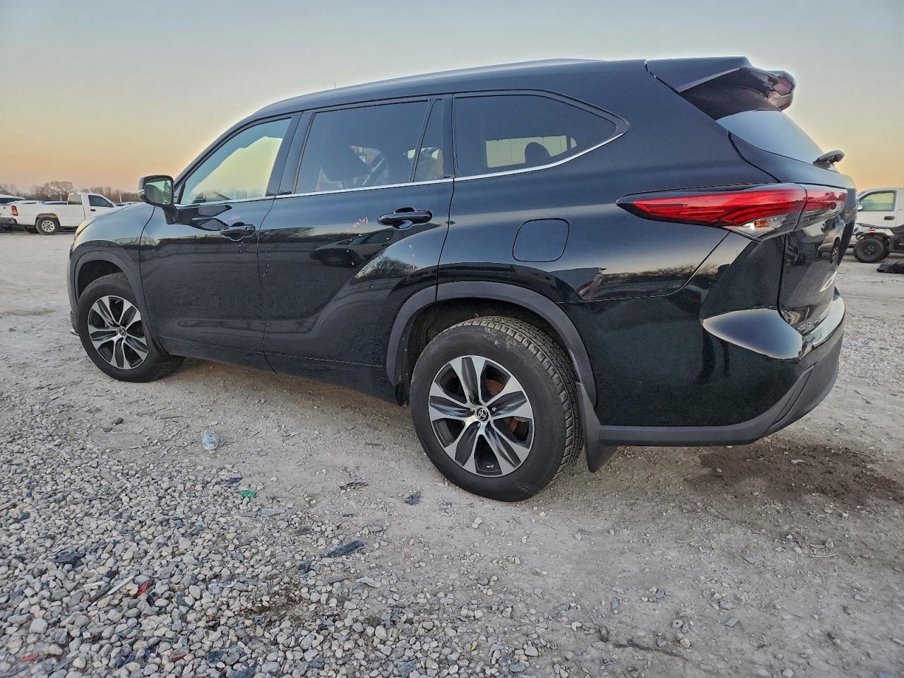 2021 TOYOTA HIGHLANDER XLE photo 2