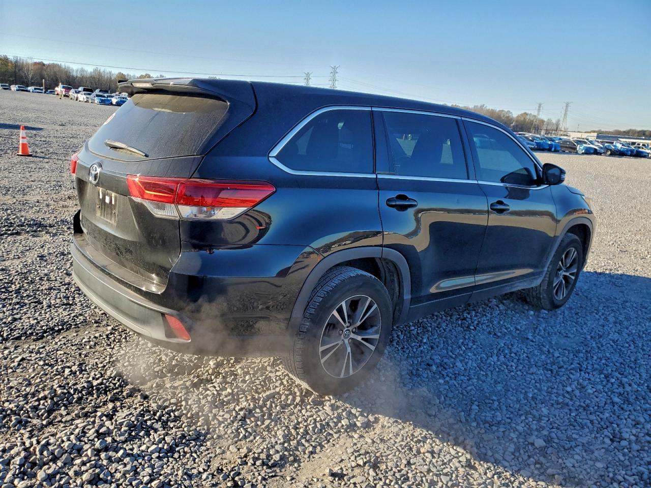 2019 TOYOTA HIGHLANDER LE photo 3