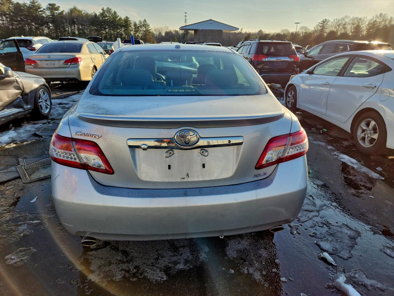 2011 TOYOTA CAMRY SE photo 6