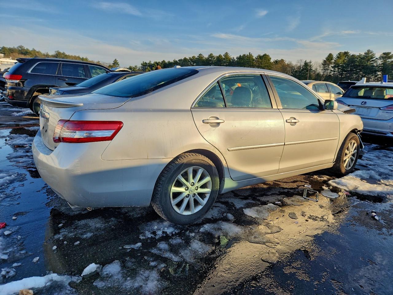 2011 TOYOTA CAMRY SE photo 3