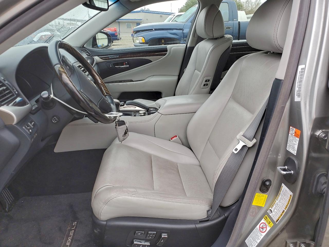2016 LEXUS LS 460 photo 7