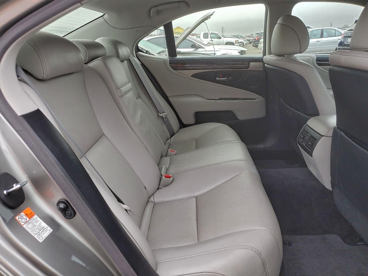 2016 LEXUS LS 460 photo 10