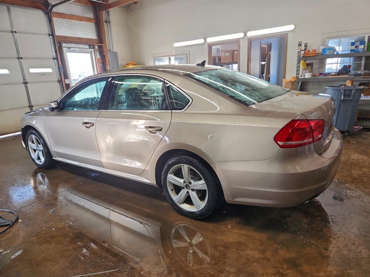 2015 VOLKSWAGEN PASSAT S photo 3