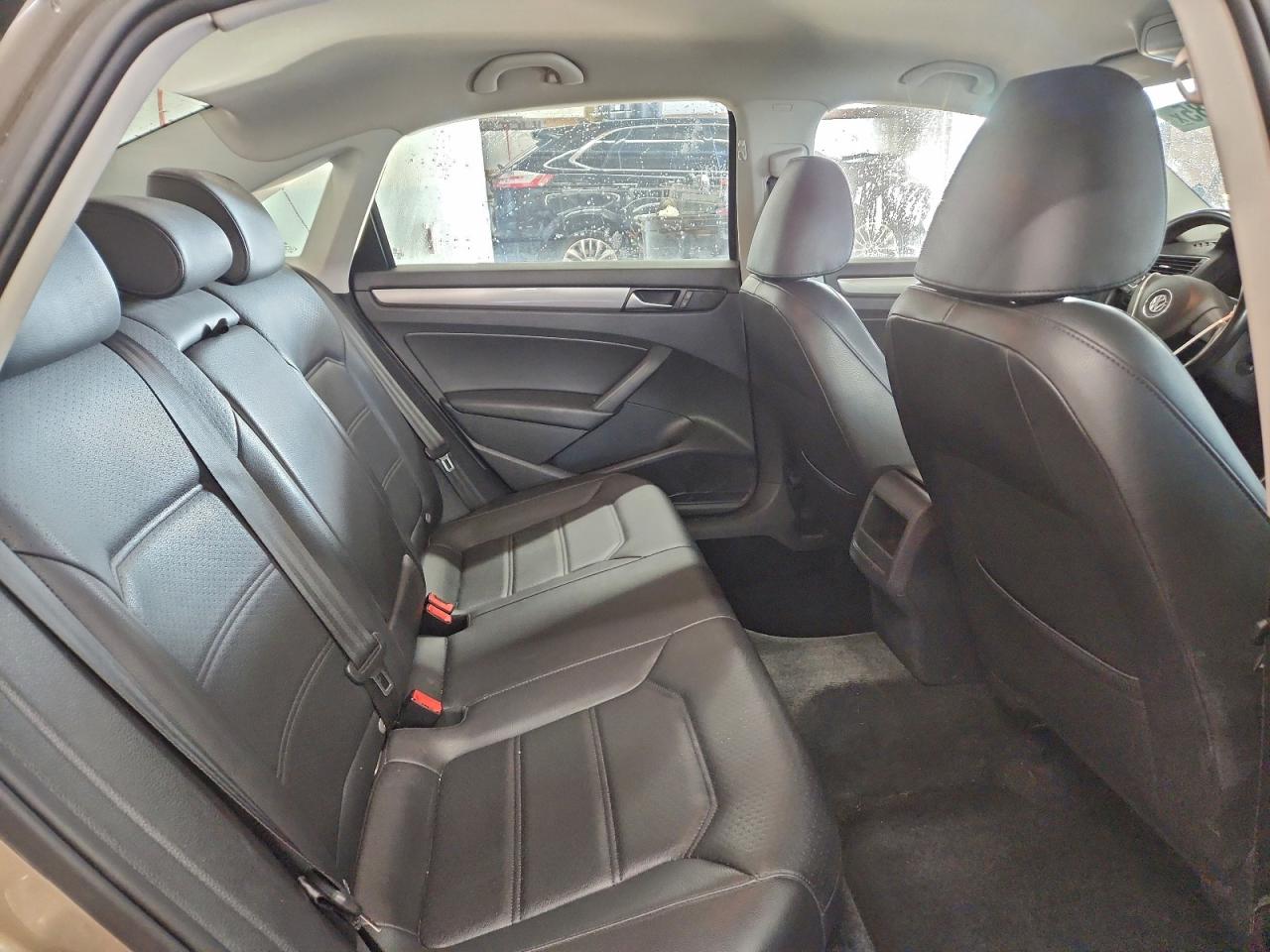 2015 VOLKSWAGEN PASSAT S photo 19