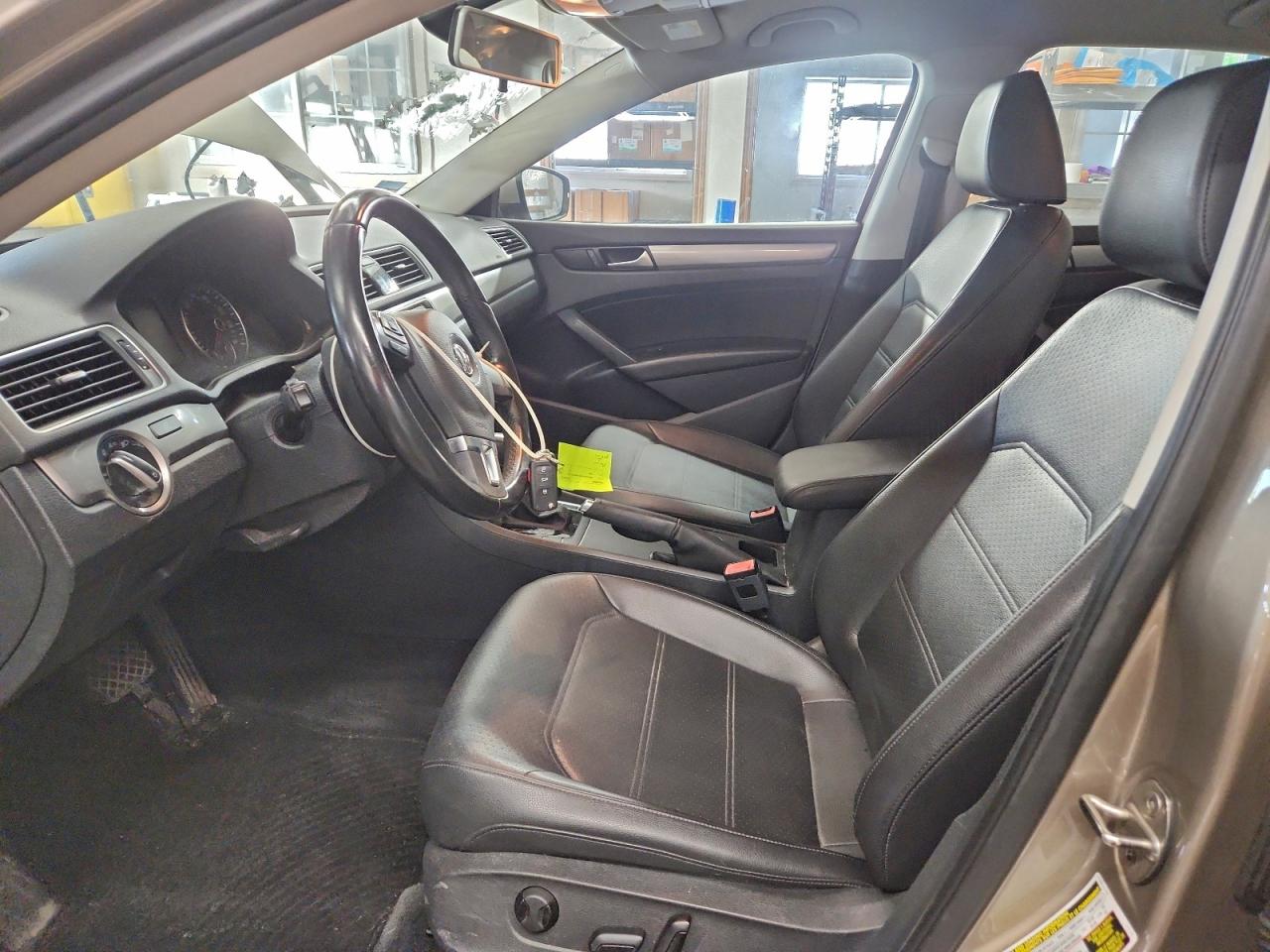 2015 VOLKSWAGEN PASSAT S photo 13