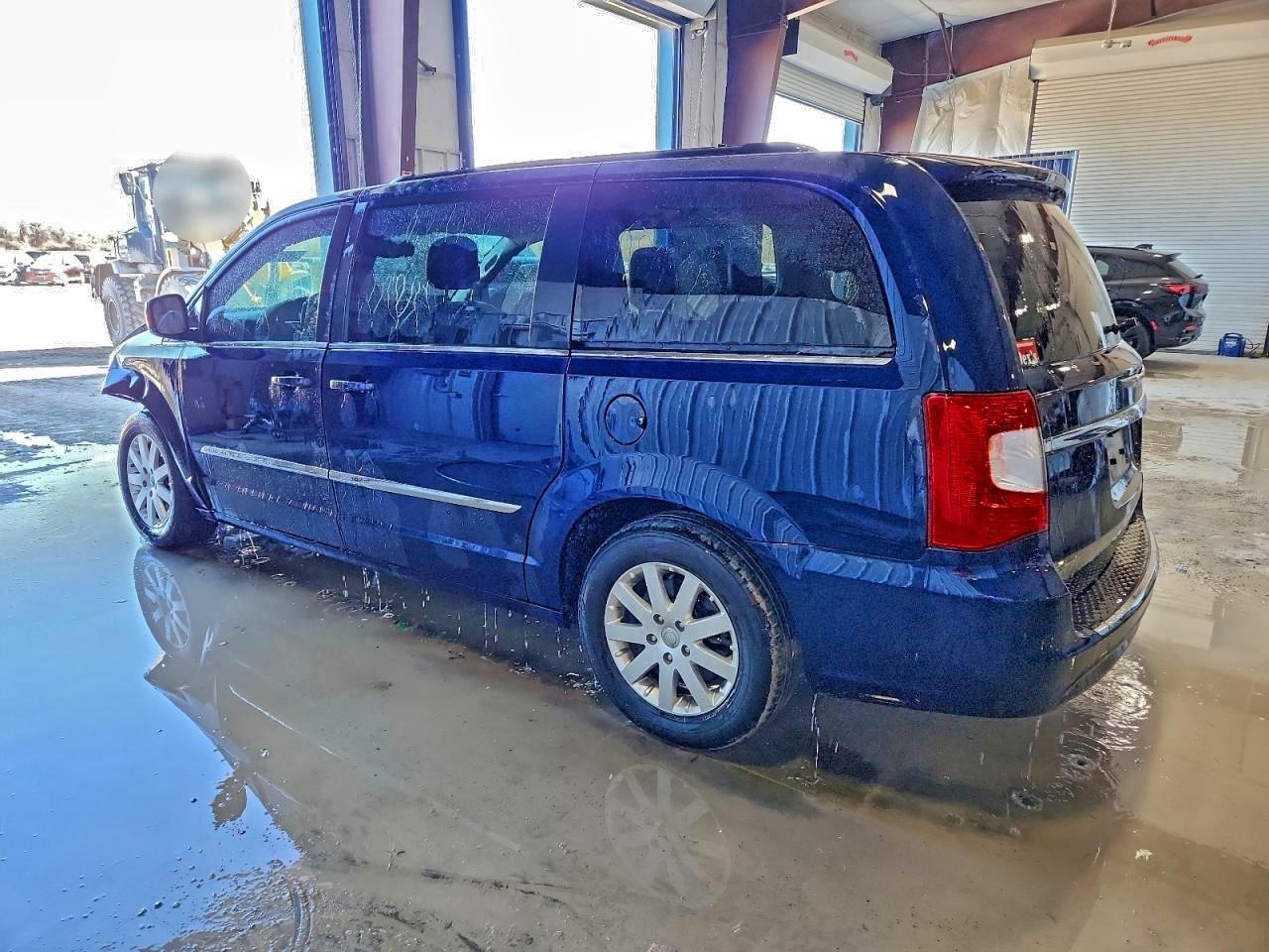 2013 CHRYSLER TOWN & COUNTRY TOURING photo 2